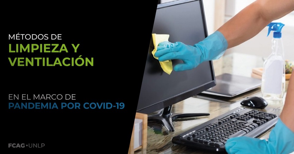 La imagen corresponde a un monitor y teclado de PC y una mano con guantes que utiliza desinfectante para su limpieza. La imagen corresponde a un monitor y teclado de PC y una mano con guantes que utiliza desinfectante para su limpieza.